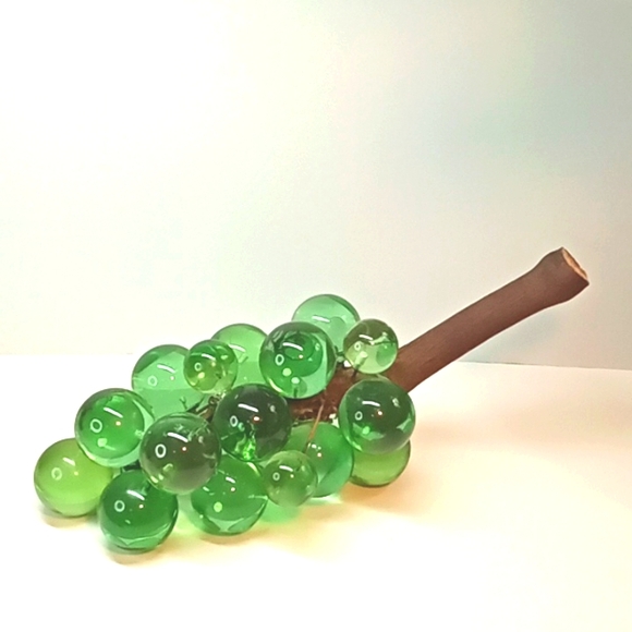 ☀️ Vintage large Mid-Century Modern green lucite grapes. - Picture 2 of 7